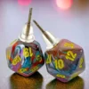 Örhänge: Stud - Festive Mosaic/Yellow Mini-Poly D20 (Par)