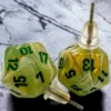 Örhänge: Stud - Marble Green/Dark Green Mini-Poly D20 (Par)